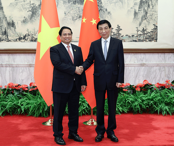 王沪宁会见越南总理范明政600.png