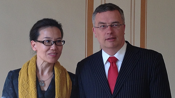 Löning mit chinesischer Kollegin Qi Xiaoxia © AA