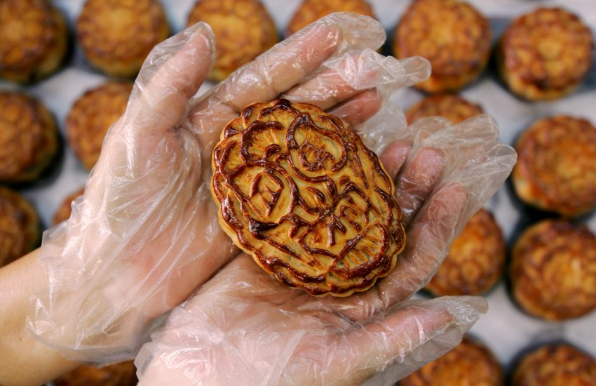 Mondkuchen: Dieses traditionelle Gebäck ist entweder süß oder salzig gefüllt
