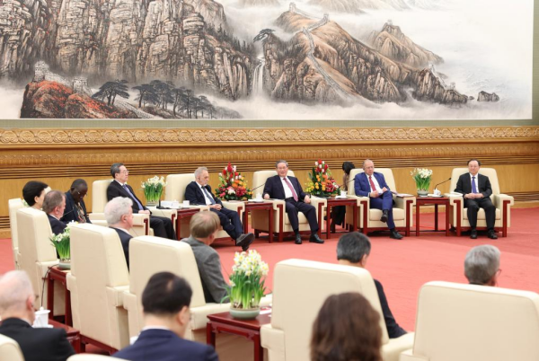 李强同外国专家举行新春座谈会 丁薛祥出席.jpg